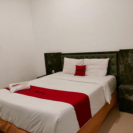 Reddoorz At Sukomanunggal Surabaya Kültér fotó