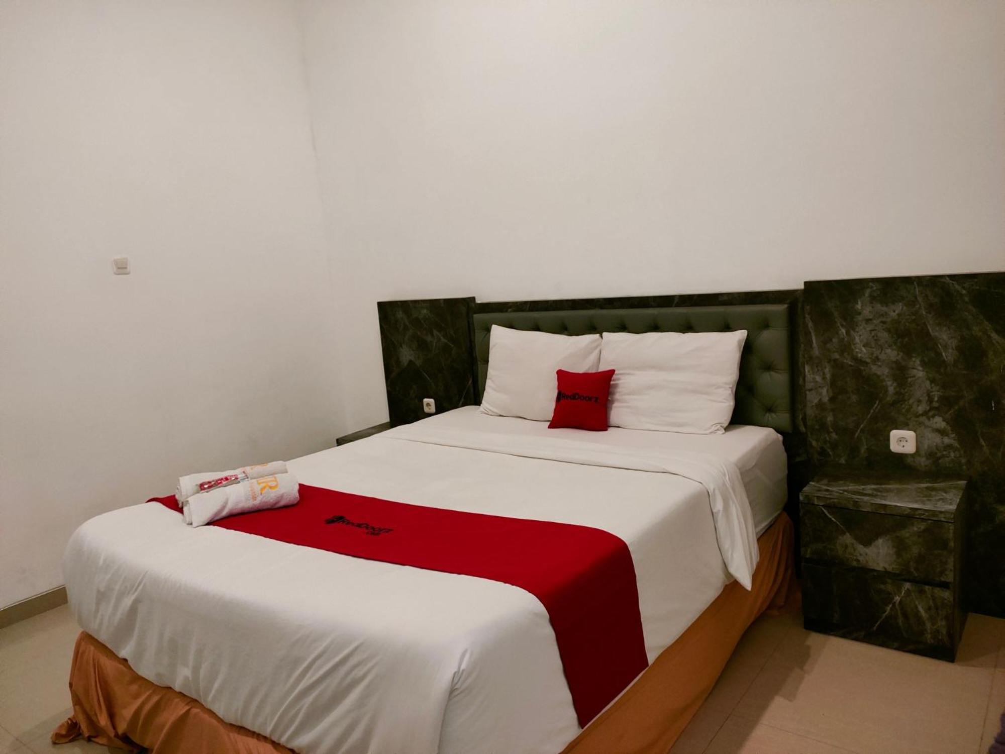 Reddoorz At Sukomanunggal Surabaya Kültér fotó
